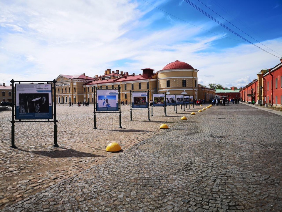Фотовыставка «Взгляды. Жизнь без границ», на Соборной площади Петропавловской крепости