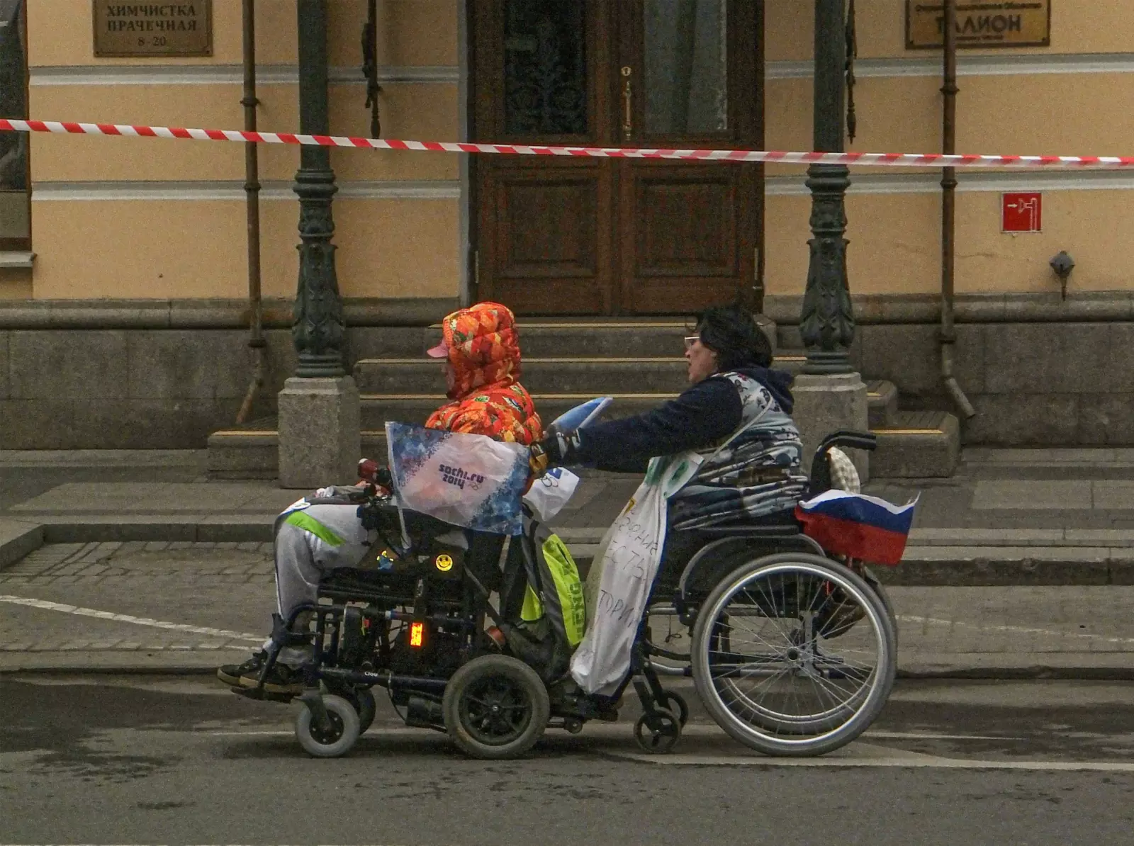 Инвалиды спешат по делам