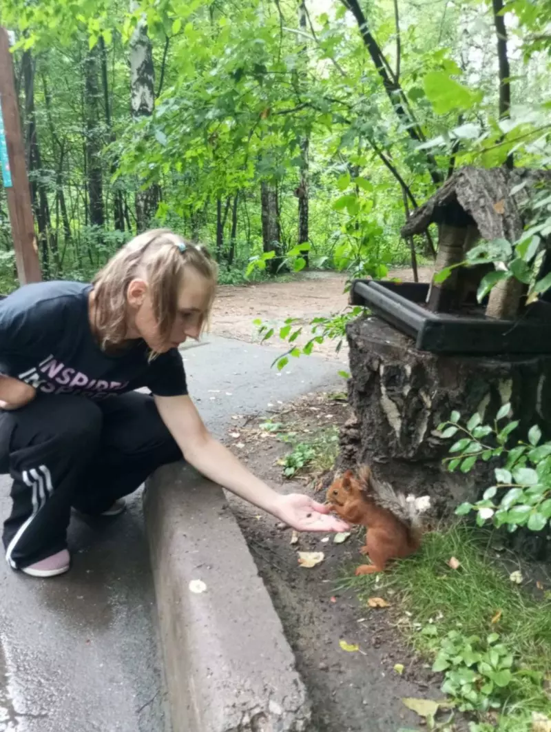 Белочка рассматривает меня, а я её.
